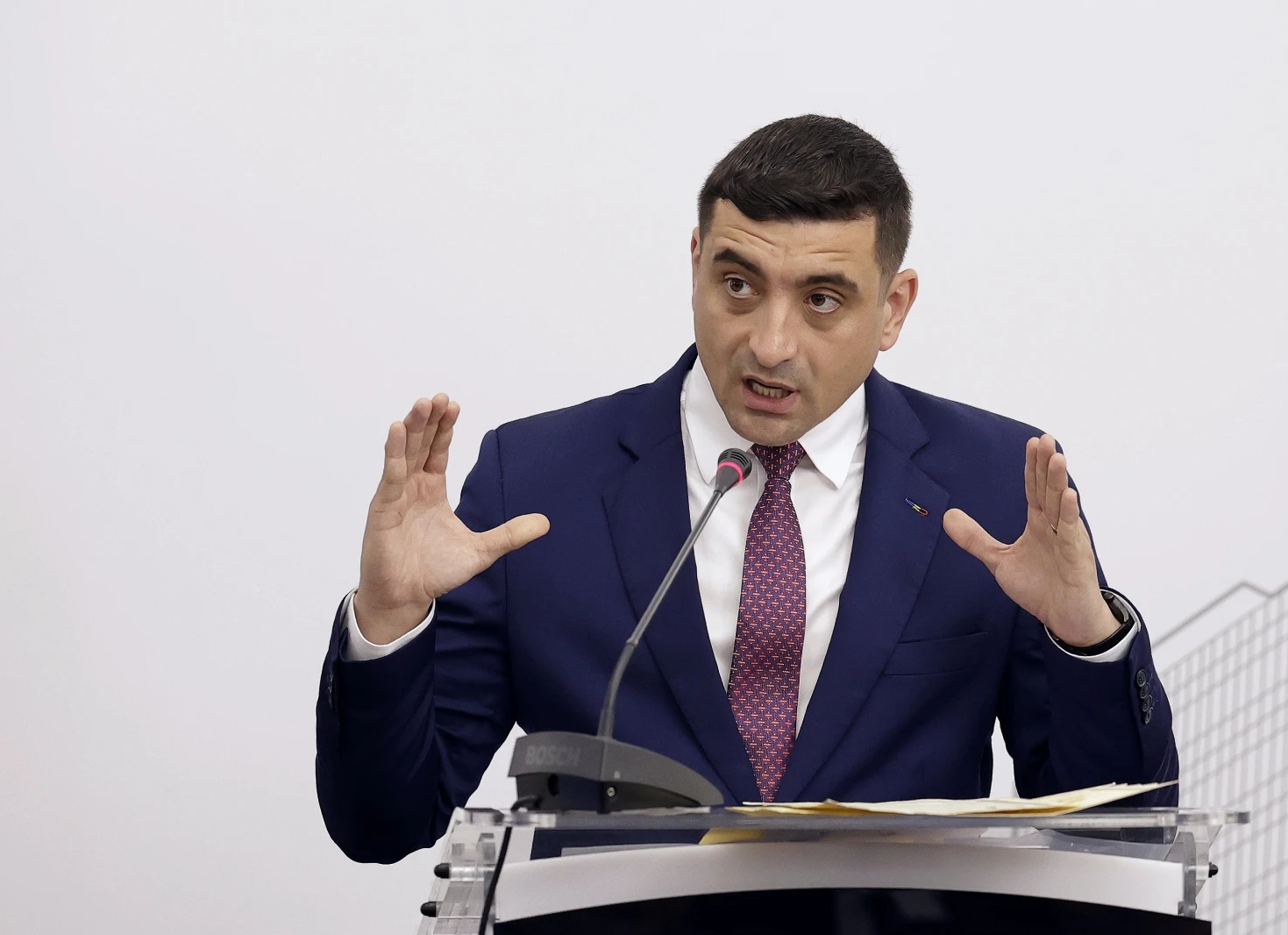 Второй раунд так же за румыном